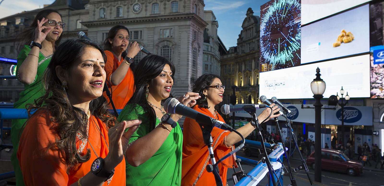 Samsung is launching the ‘Gear S3 World Choir’ event, which sees 24 choirs from 24 different countries performing every day from December 1st through December 24th on the UK’s first ‘biometric stage’, powered by the Samsung Gear S3 smartwatch.
