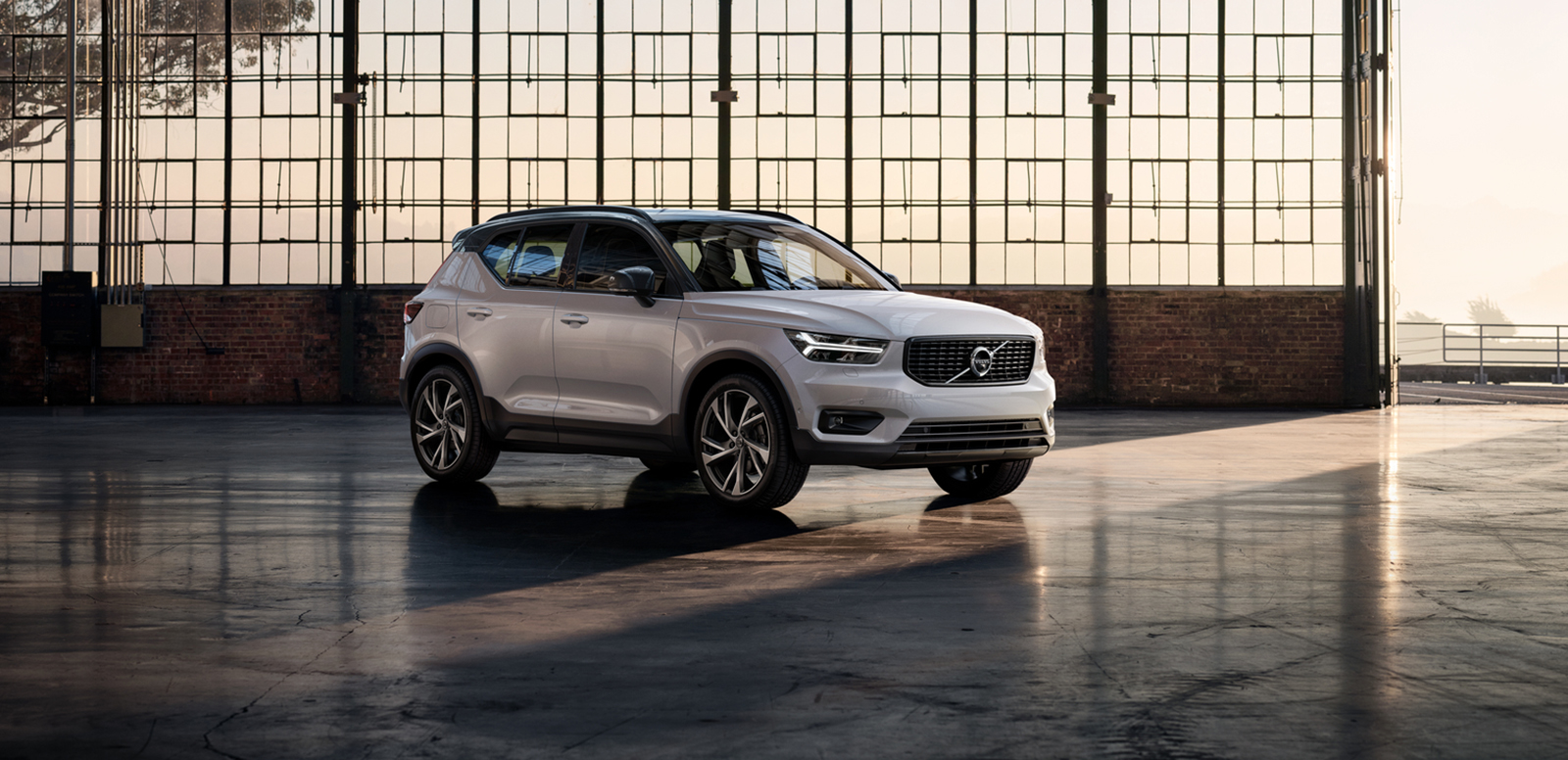 Volvo Car UK marked the UK unveiling of the brand new XC40 with a simultaneous nationwide launch event last night (Thursday 22nd February) at around 100 retailers across the country, culminating in a prize draw with one lucky winner driving home a Volvo XC40 R-Design.