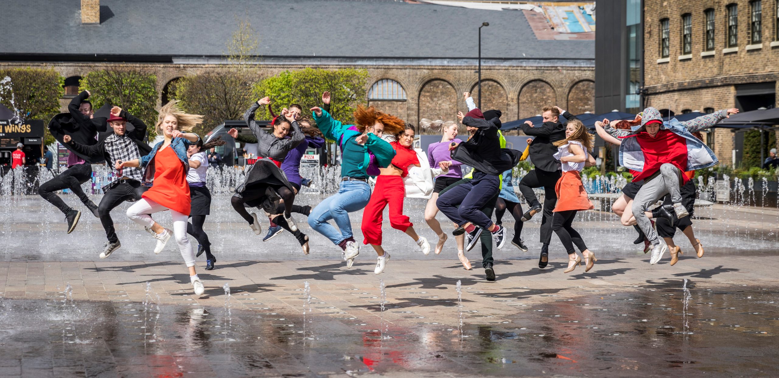 Drinks brand innocent is using experiential marketing to show consumers how to live on the bright side, by bringing the brand’s latest Super Smoothie ad to life in London and Manchester with a live dance performance.